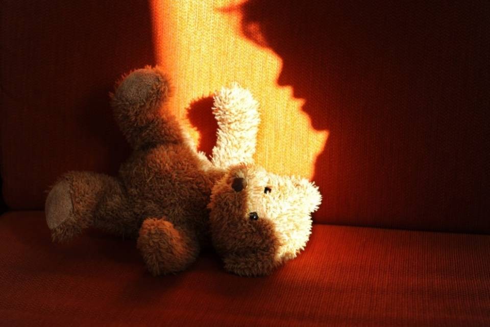 Atti sessuali con un bambino, 5 anni alla tata