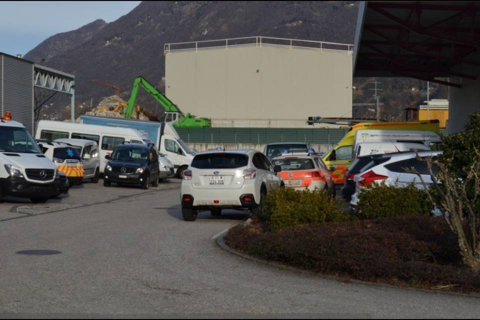 Cade da un sollevatore, ferite serie per un operaio