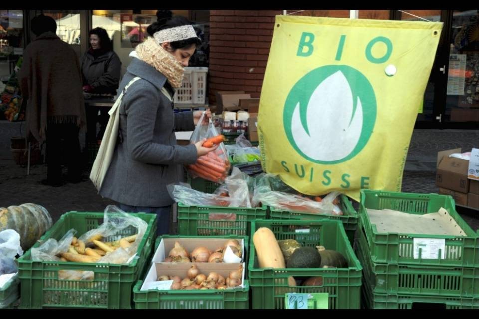 Gli svizzeri acquistano meno verdure, ma più bio