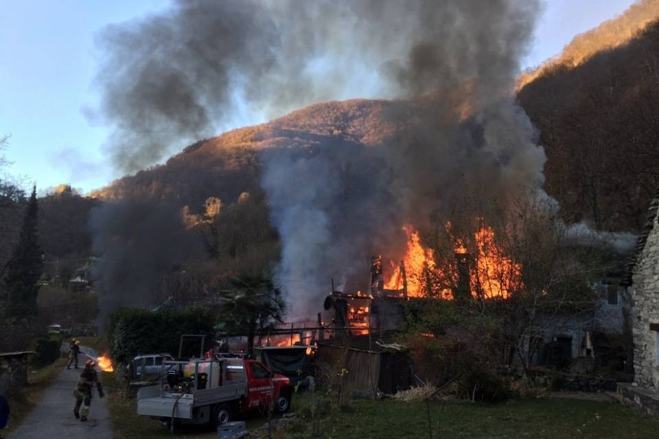 Violento incendio in Valle Maggia