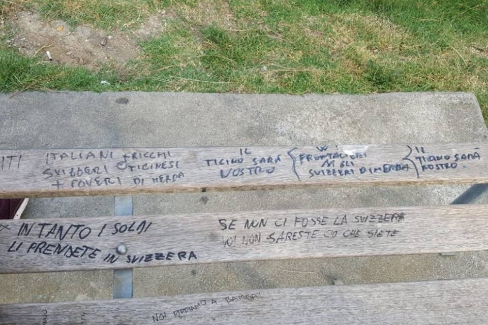 Panchine rovinate: "Svizzeri di m...". "Permessi G da ritirare"