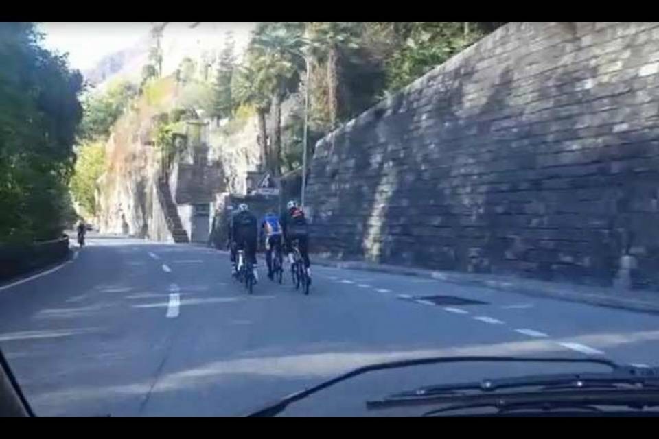 "Ciclisti, imparare l'educazione mai?"