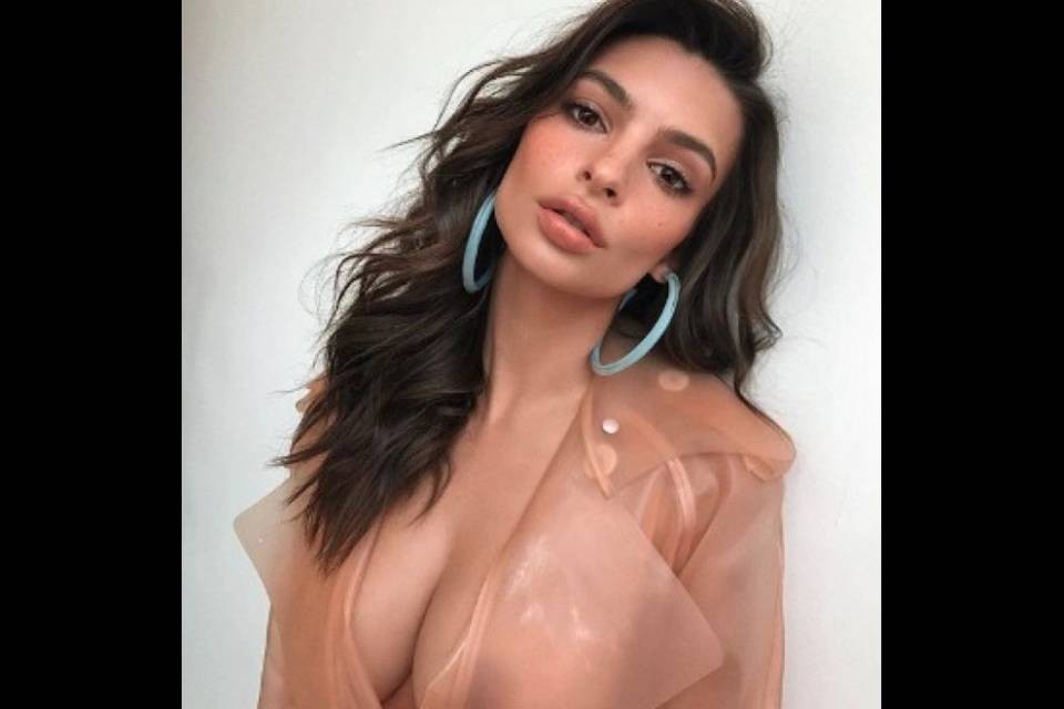 Décolleté da urlo per Emily Ratajkowski