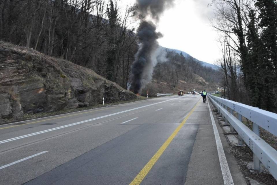 Un'auto esce di strada, si ribalta e si incendia