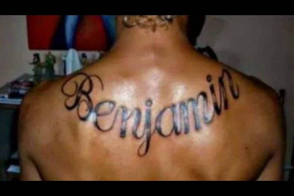 Si tatua il nome del figlio sulla schiena. Ma scopre che non è suo...