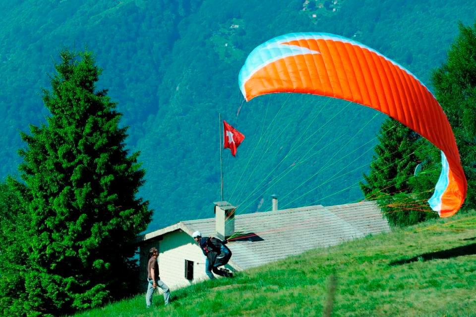 Una veduta della zona di Cimetta, da dove il parapendista ha preso il volo. (Foto Cdt/Archivio).