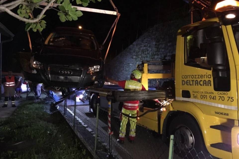 Auto finisce in un giardino a Sonvico