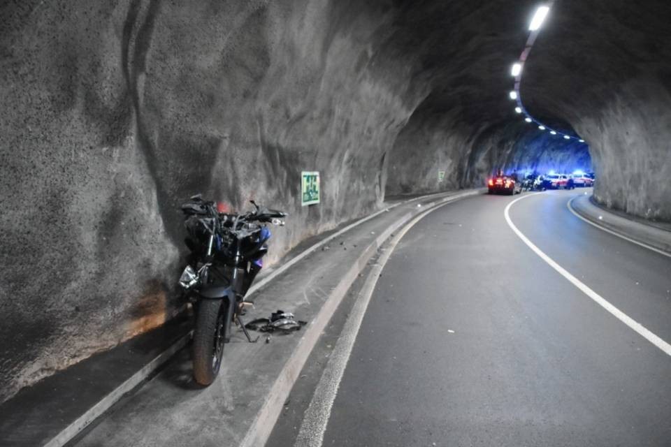 Vogorno: cade con la moto in galleria e si ferisce