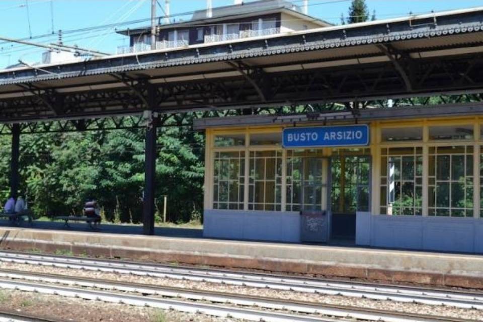 Terrorizza i passanti con un machete nel Varesotto