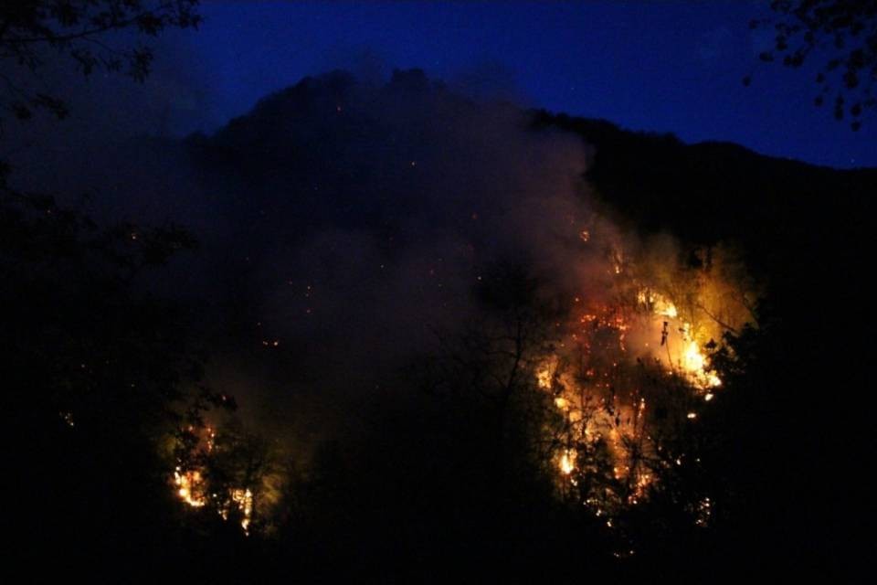 Gli elicotteri si fermano, avanzano le fiamme