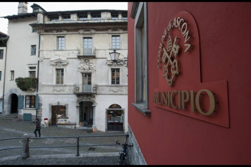 Ascona in rosso, aumentano le imposte