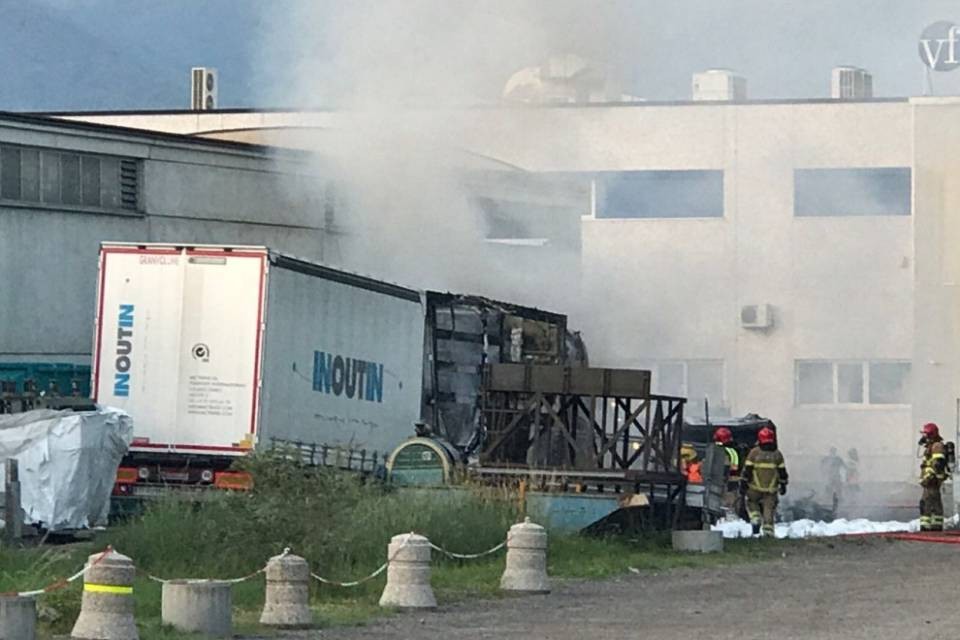 Incendio a Stabio: distrutti due veicoli