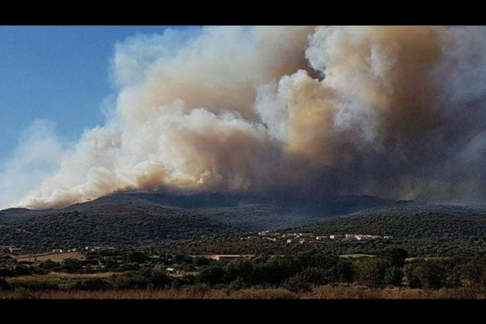 Bruciano Sardegna e Sicilia
