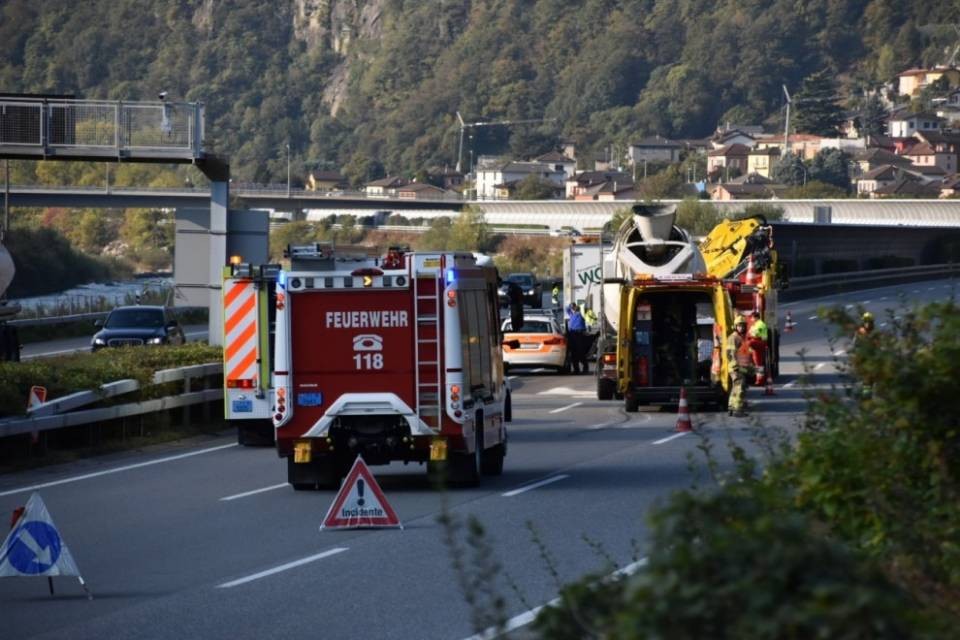 Camion contro un cantiere, grossi disagi sulla A2