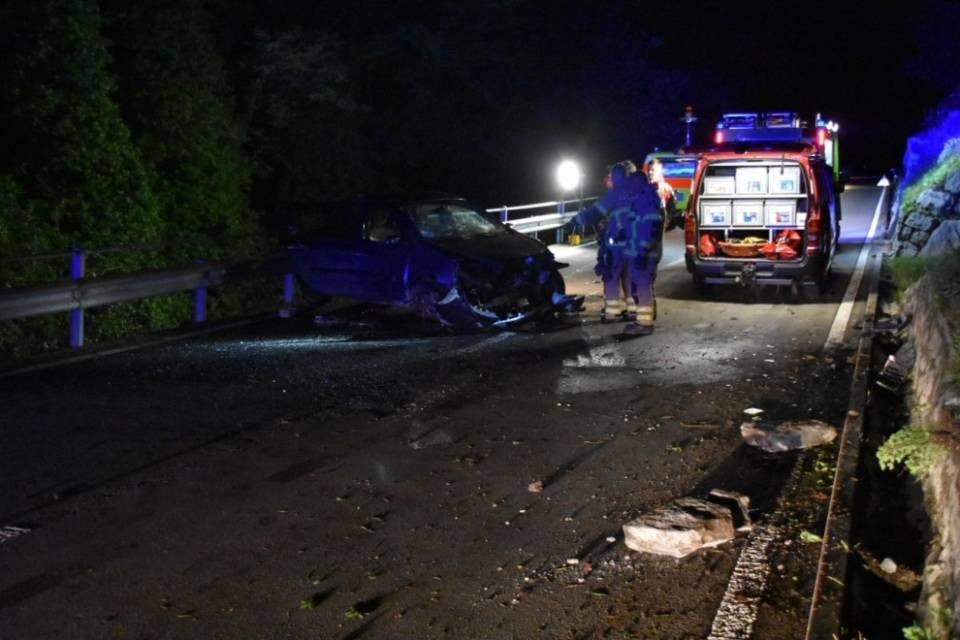 Auto esce fuori strada a Giornico, due feriti