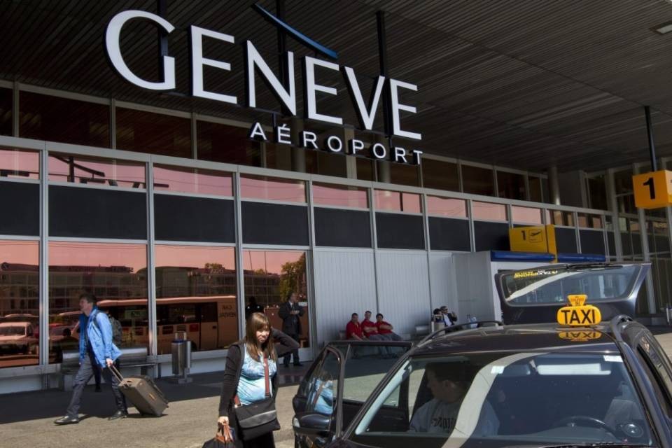 "Tesoro non partire!", e finge un allarme bomba