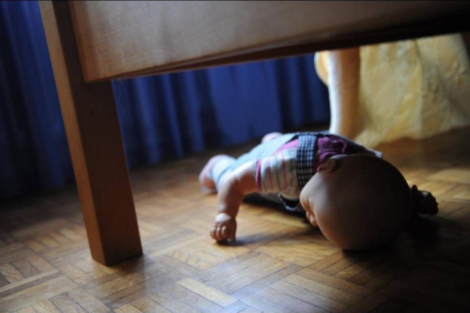 Bambina maltrattata, quattro a processo