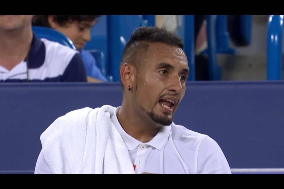È Kyrgios Show: insulti all’arbitro, lancio di scarpe e racchette rotte