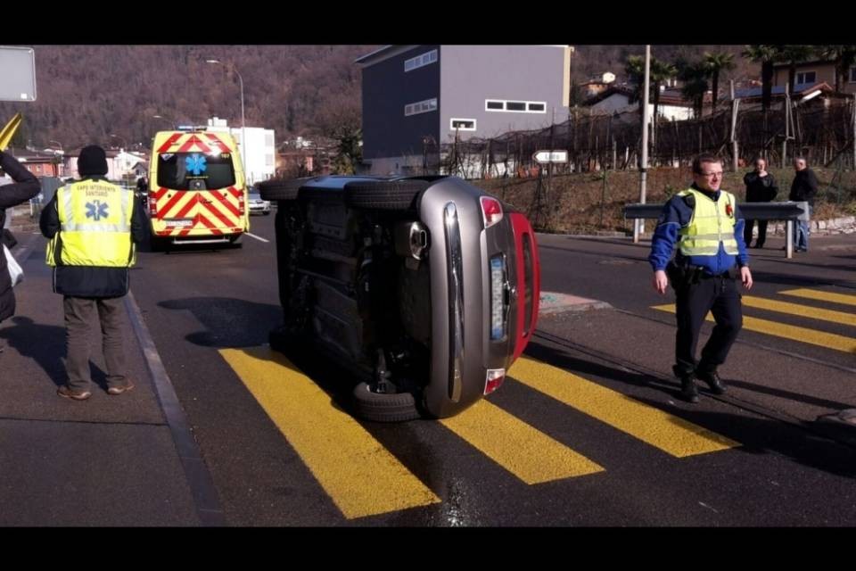 Melano, donna ferita in auto rovesciata