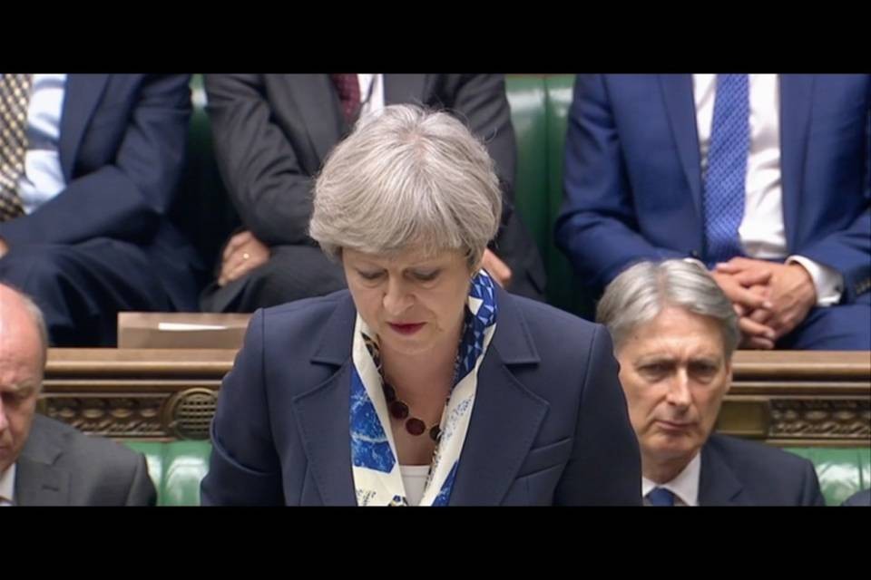 Incendio a Londra, mea culpa di Theresa May