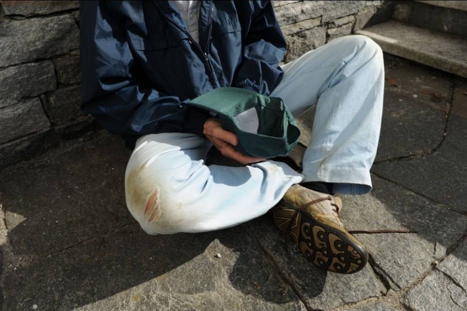 Accattonaggio a Como, l'ordinanza non verrà sospesa