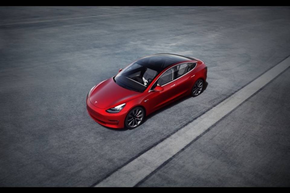 La Tesla Model 3 nominata auto svizzera dell'anno