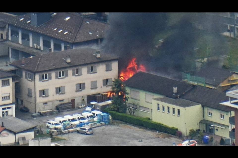 Violento incendio nei pressi dell'IRB di Bellinzona