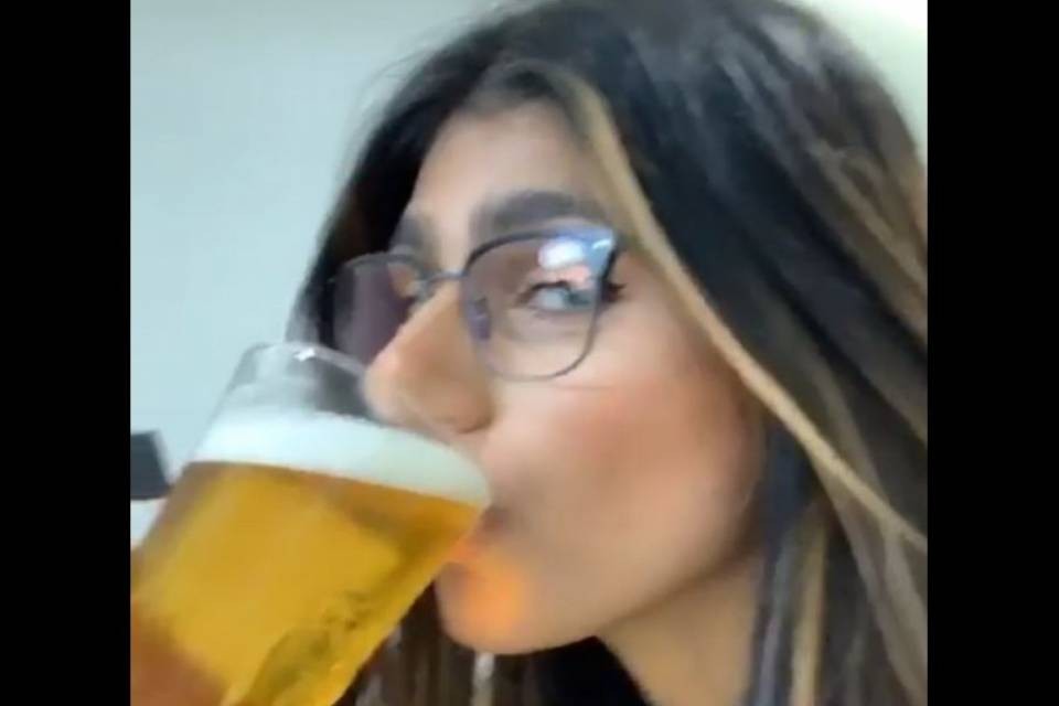 Mia Khalifa si scatena bevendo birra alla goccia