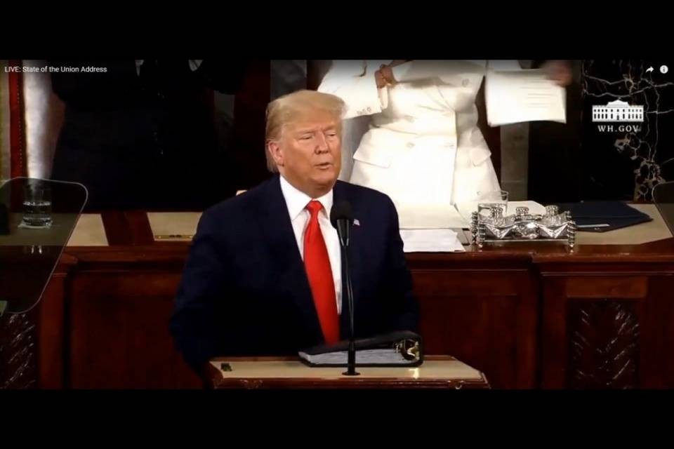 Trump parla agli Stati Uniti, Pelosi straccia il discorso