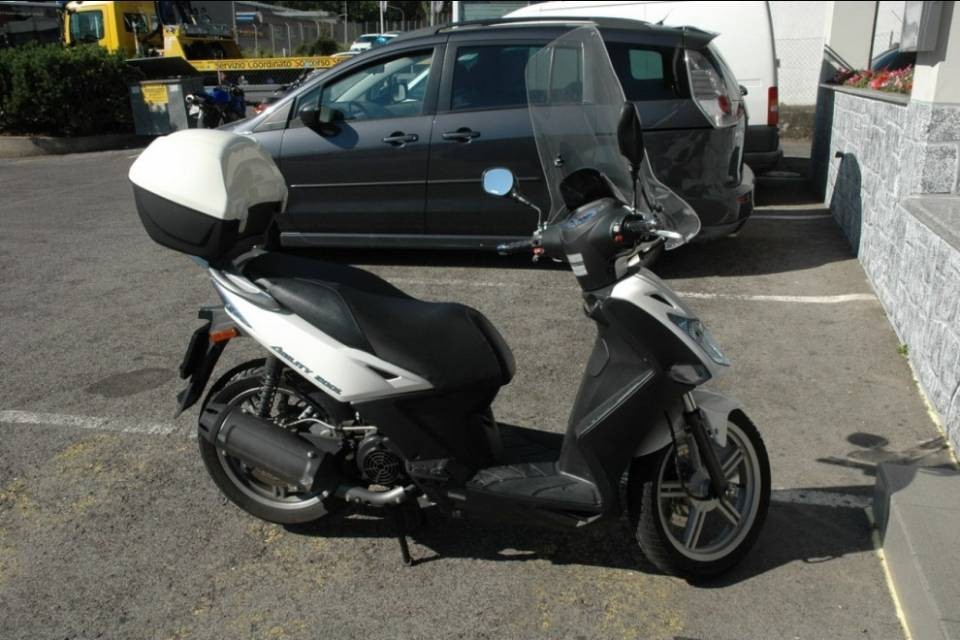 Vezia, scooterista cade da solo
