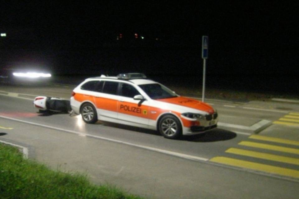 Non vede la Polizia e vi si schianta contro
