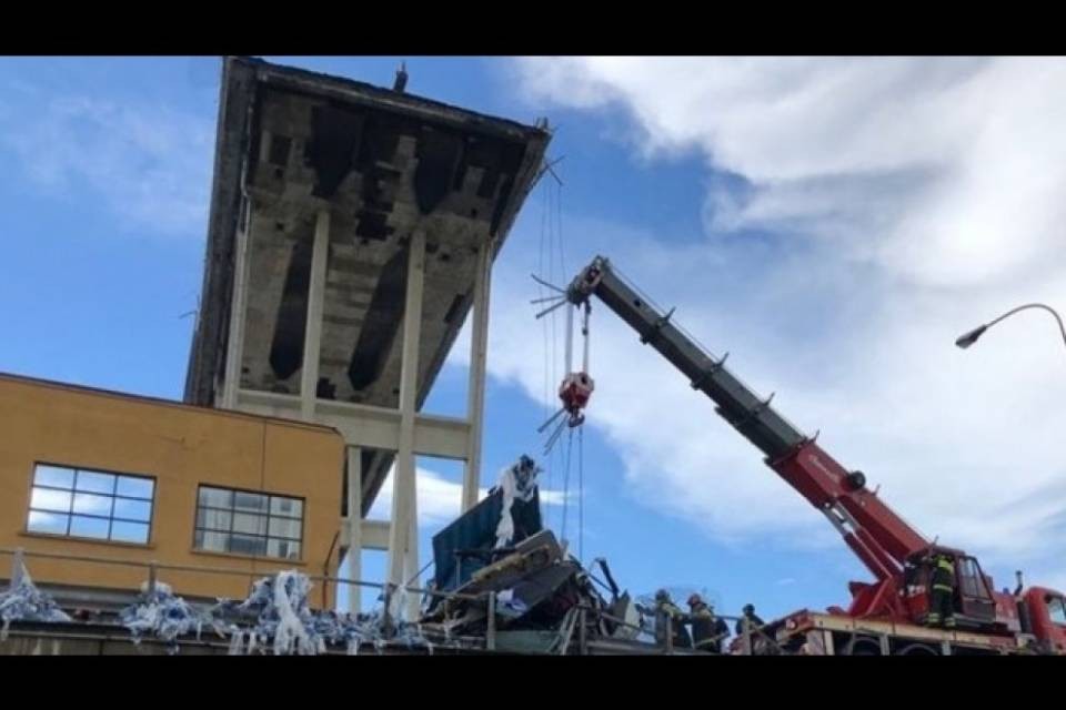 Il ponte scricchiola, stop al recupero beni