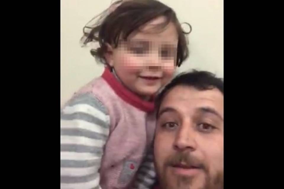Un papà trasforma le bombe in un gioco per la sua Salwa