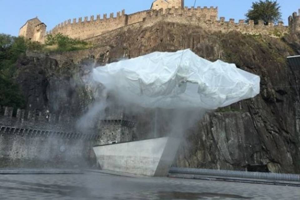 La "Nuvola piovasca" resta in Piazza del Sole