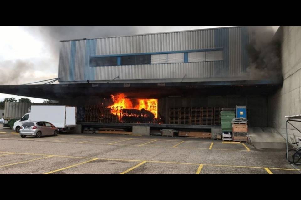 Basilea, le fiamme devastano un capannone industriale