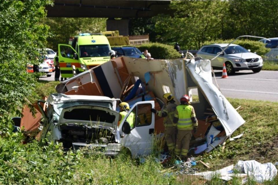 Camper esce di strada sulla A2, grave una donna