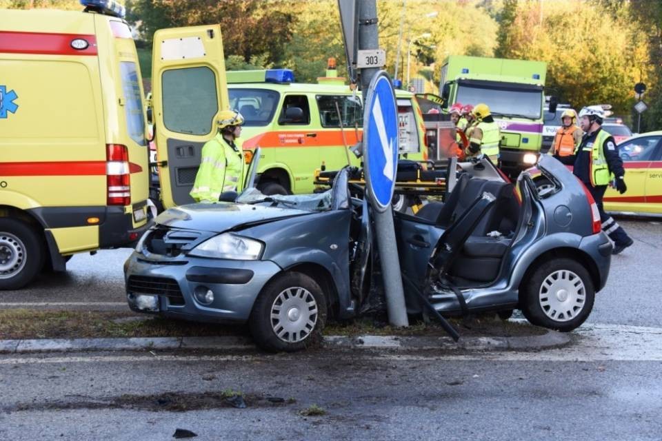 Sbatte contro un palo a Rancate, è grave