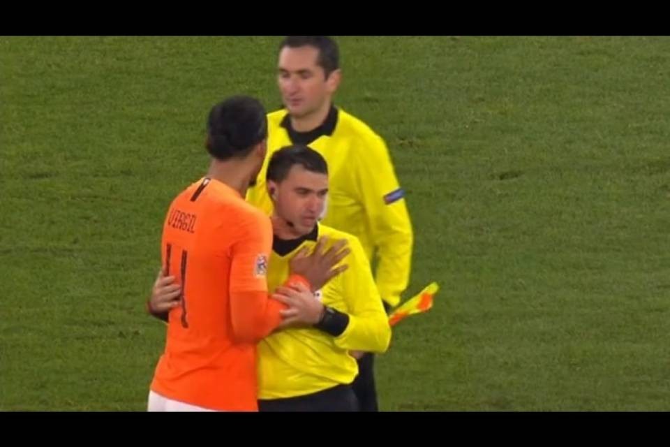 Van Dijk consola l'arbitro: "Ha perso la madre e piangeva"