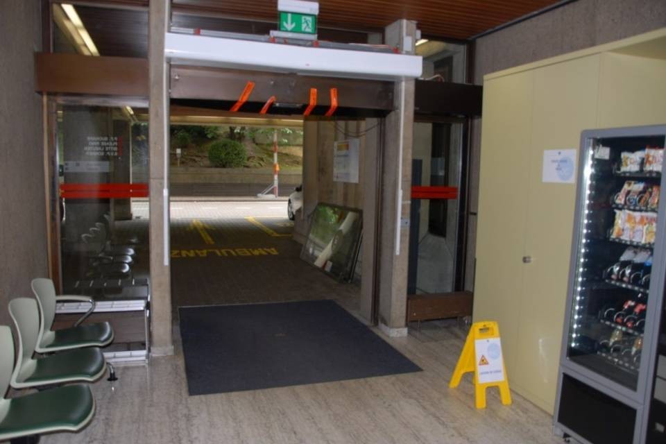 Lugano: sfonda il Pronto Soccorso con l'auto