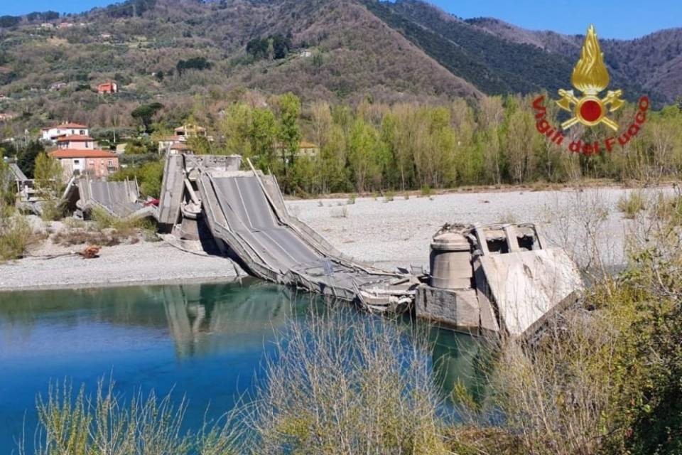 Crolla un ponte sul fiume a Massa Carrara