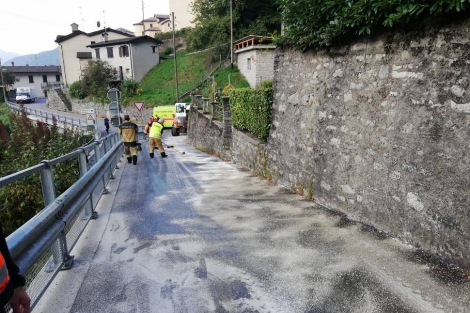 Arogno, strada chiusa causa perdita d'olio