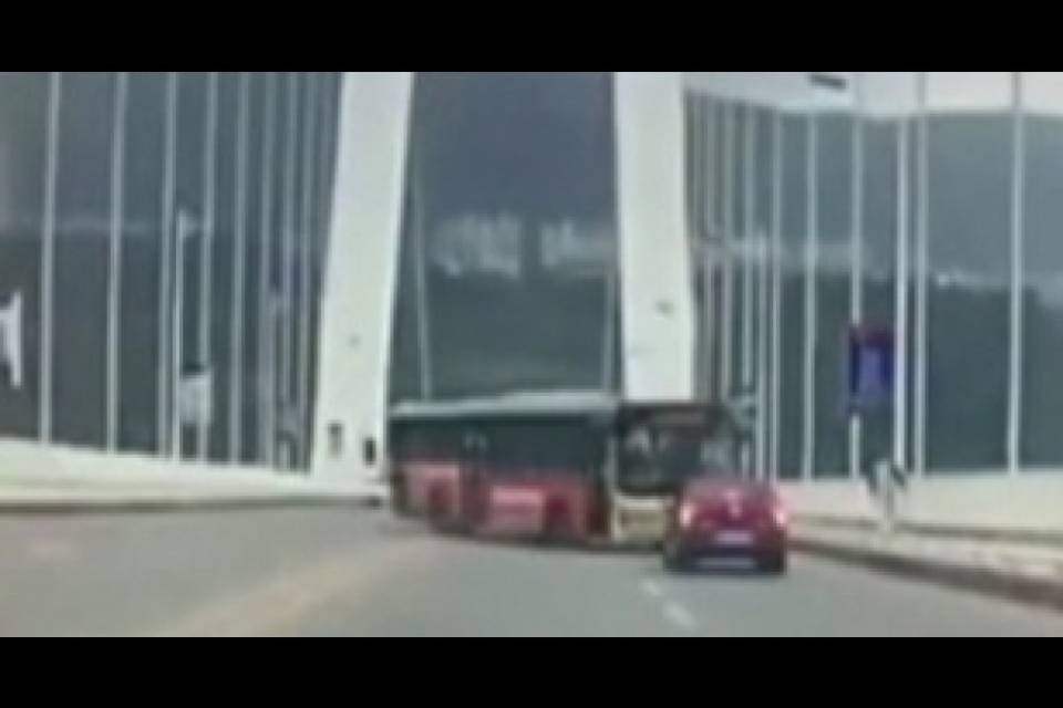 Lite tra autista e passeggera, bus finisce nel fiume