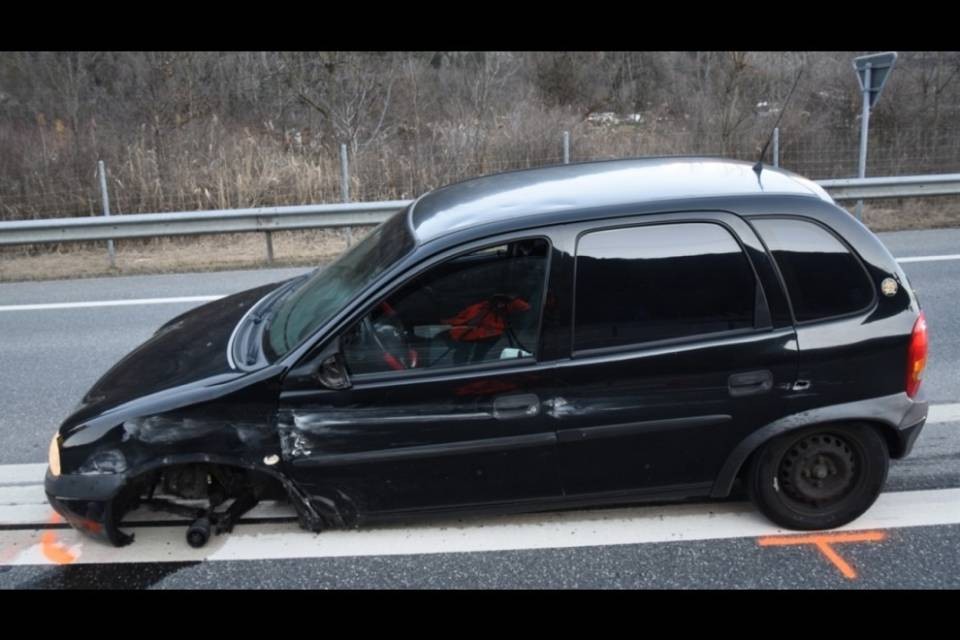 A13, sbatte contro il guardrail e perde una ruota