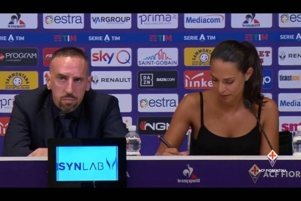 La traduttrice di Franck Ribery incanta i tifosi fiorentini