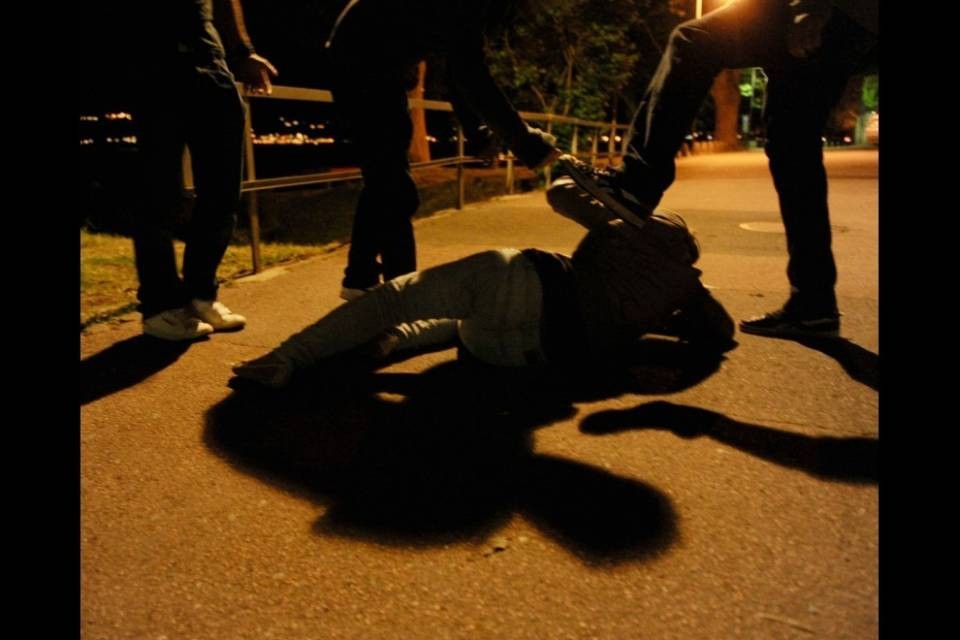 Bottigliate in testa: "Fu tentato omicidio"