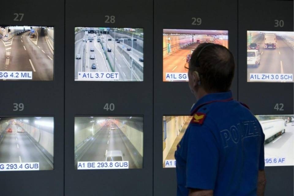 Uomo cade dall'auto in corsa: "Due fermi"