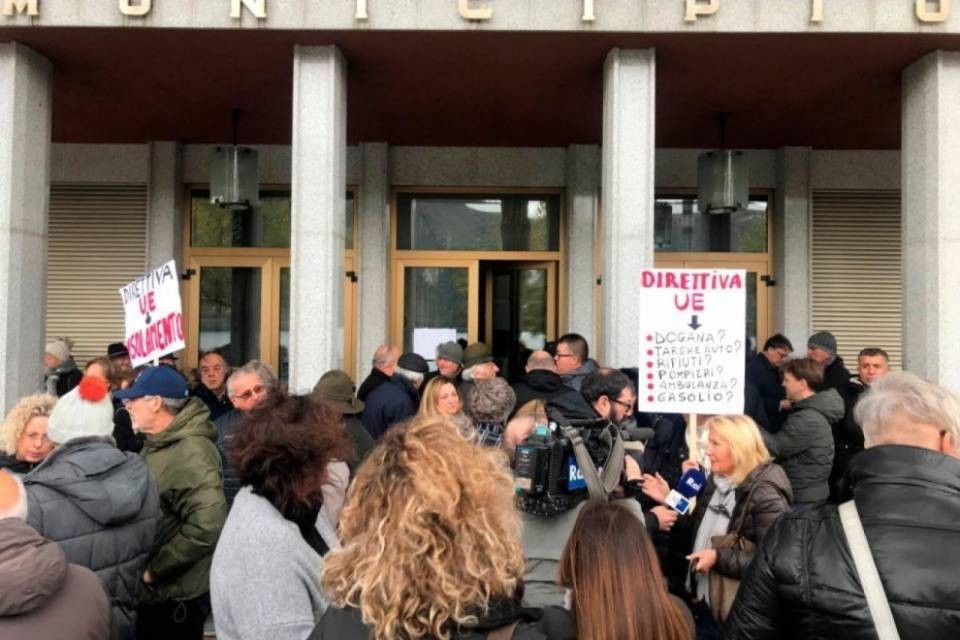 I campionesi in piazza contro la dogana