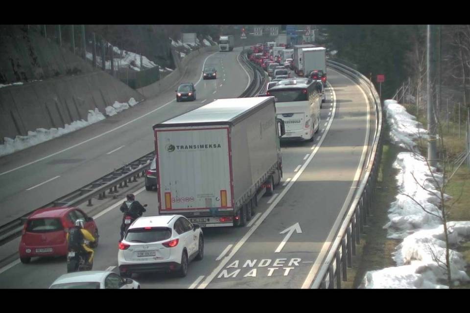 Ancora code al San Gottardo, i primi rientri previsti già oggi