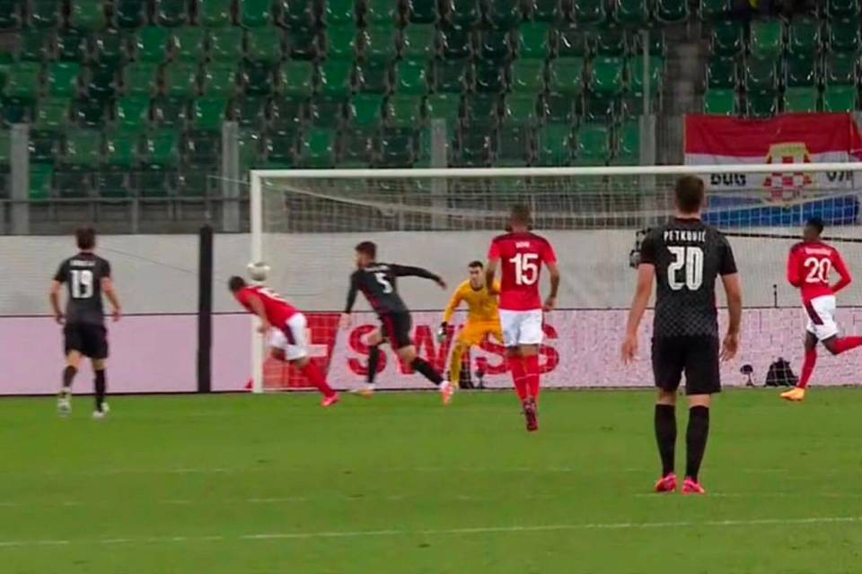L’incornata di Gavranovic, che ha portato temporaneamente in vantaggio i rossocrociati al 31’.