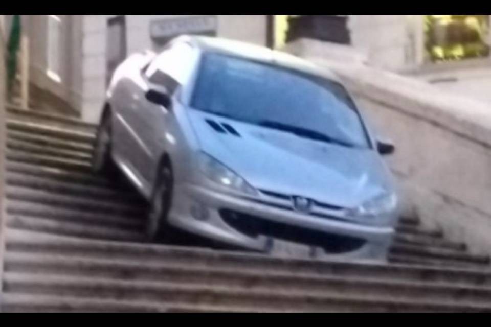 Giovane ubriaco finisce con la macchina sulla scalinata di Trinità dei Monti